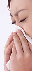 鼻をかむ女性